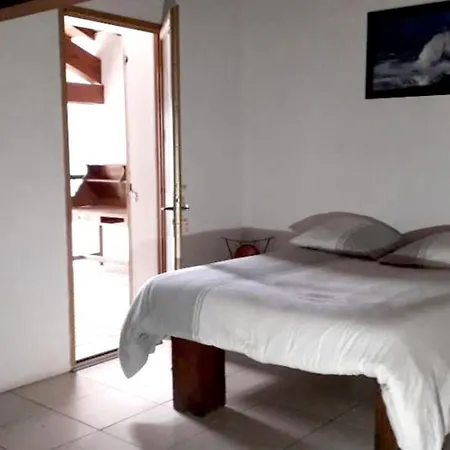 Villa De 6 Chambres Avec Vue Sur Le Lac Piscine Privee Et Jardin Amenage A Lit Et Mixe *